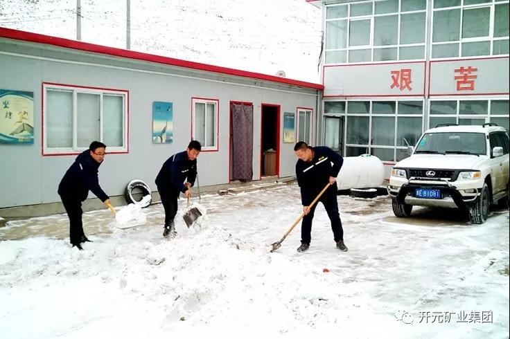 人間四月芳菲盡，山中春雪還復(fù)來