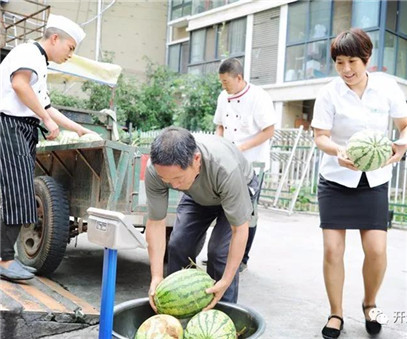 買下一整車西瓜，讓瓜農(nóng)早點回家